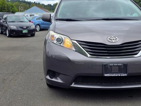 Used 2014 Toyota Sienna LE AWD/4WD image 2