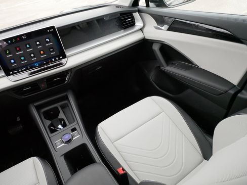 Used 2025 Volkswagen Tiguan SE image 11