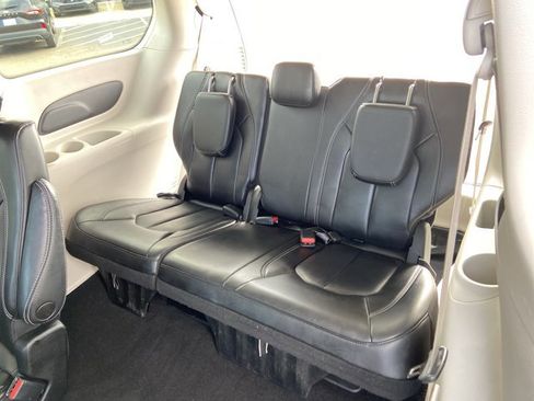 Used 2023 Chrysler Pacifica Touring-L image 53