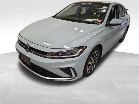 Used 2025 Volkswagen Jetta SE FWD image 3