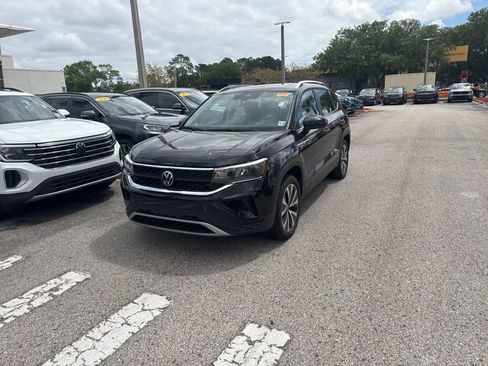 Used 2023 Volkswagen Taos SE w/ Panoramic Sunroof Package image 4