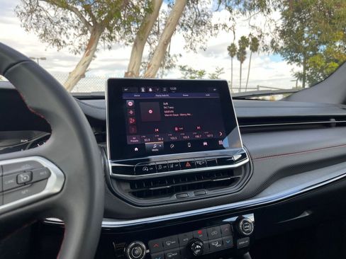 Used 2025 Jeep Compass Trailhawk w/ Trailer Tow Group image 18