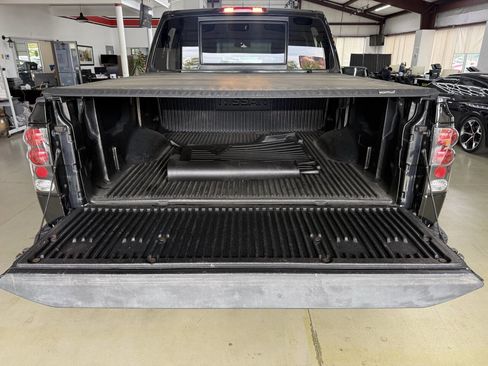 Used 2015 Nissan Titan SV w/ SV Value Truck Package AWD/4WD image 9