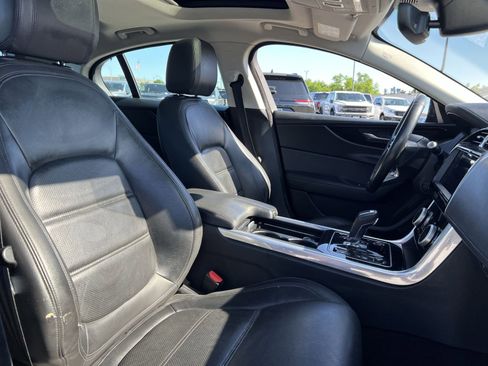 Used 2020 Jaguar XE S RWD image 33