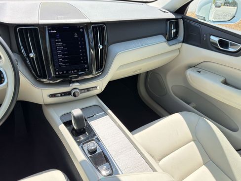 Used 2023 Volvo XC60 B5 Plus image 25