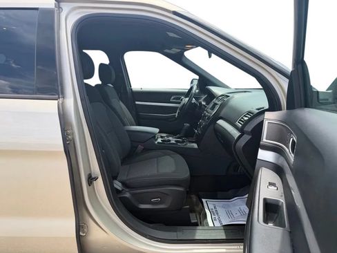 Used 2017 Ford Explorer XLT AWD/4WD image 25