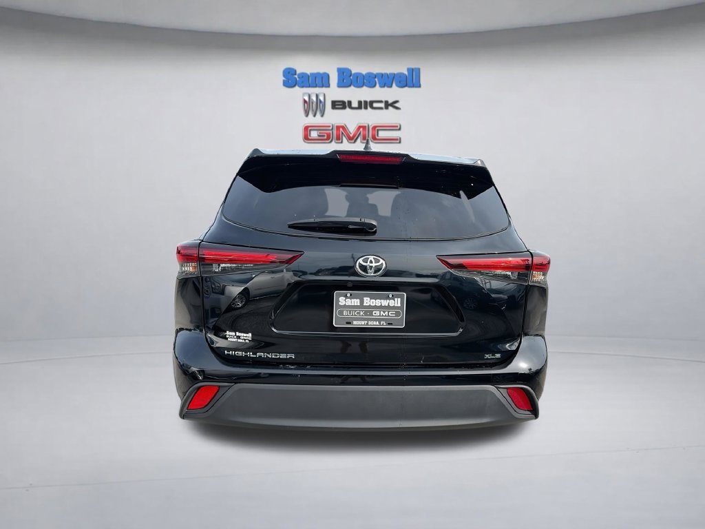 Used 2024 Toyota Highlander XLE FWD image 8