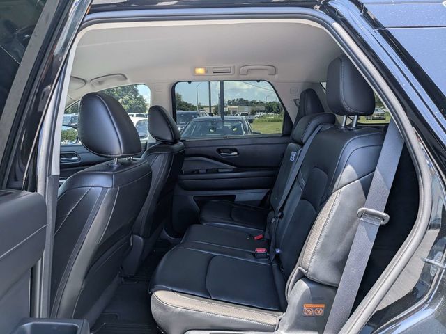 Used 2025 Nissan Pathfinder SL FWD image 13