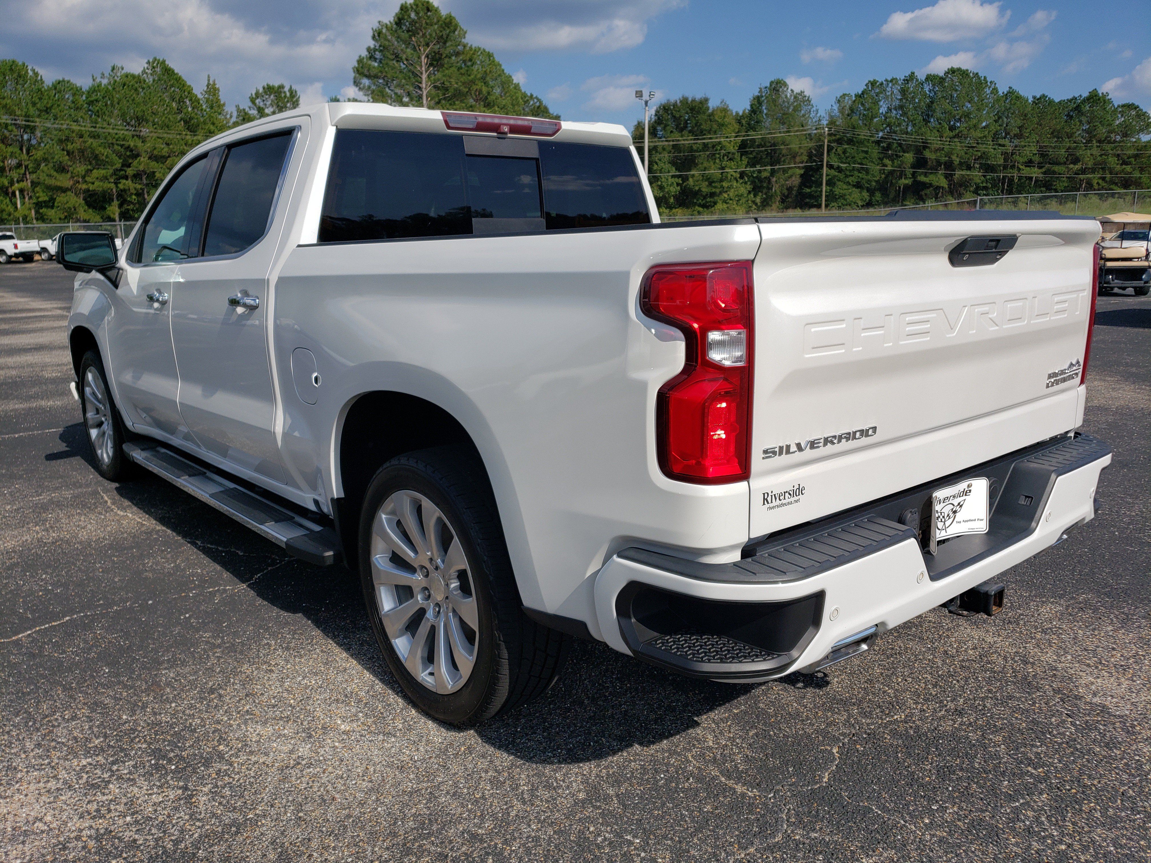 Used 2019 Chevrolet Silverado 1500 High Country w/ Technology Package AWD/4WD image 4