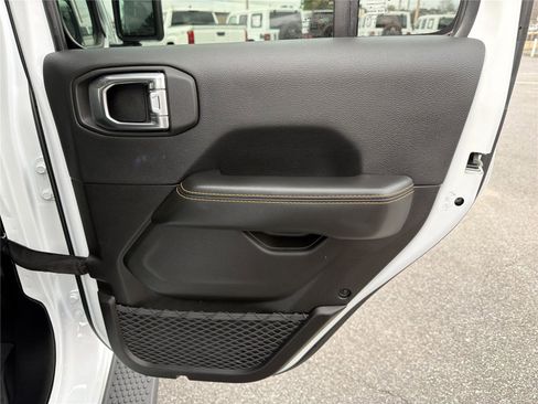 Used 2025 Jeep Wrangler Sahara image 17