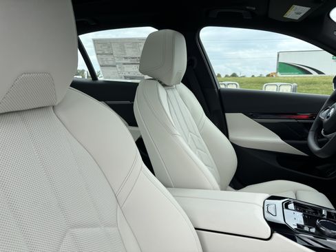Used 2026 BMW 530i w/ Premium Package RWD image 21