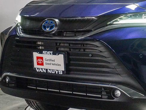 Used 2023 Toyota Venza XLE AWD/4WD image 6
