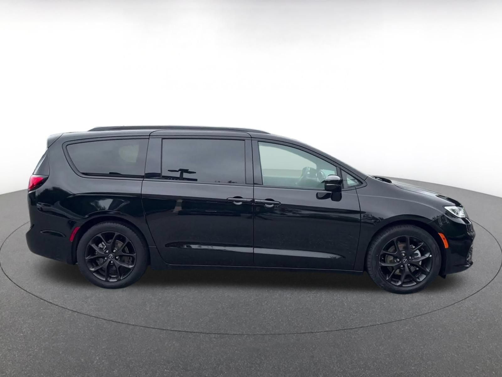Used 2025 Chrysler Pacifica Limited FWD image 15