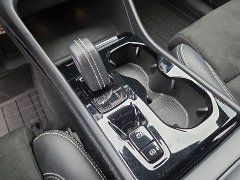 Used 2021 Volvo XC40 T5 R-Design w/ Climate Package image 28