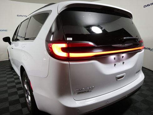 Used 2023 Chrysler Pacifica Limited FWD image 9