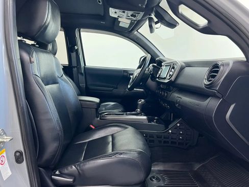 Used 2019 Toyota Tacoma TRD Off-Road AWD/4WD image 17