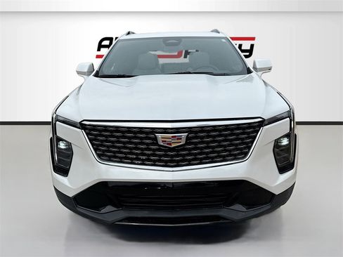 Used 2024 Cadillac XT4 Sport image 2