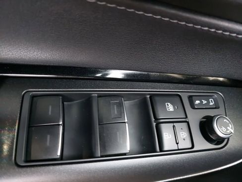 Used 2021 Toyota Venza Limited image 27