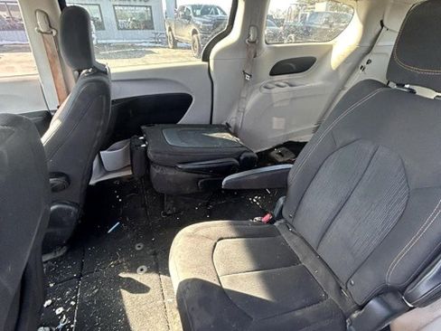 Used 2017 Chrysler Pacifica Touring w/ Tire & Wheel Group image 7