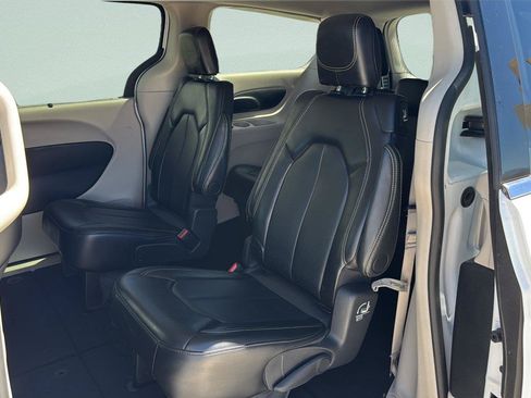 Used 2024 Chrysler Pacifica Touring-L FWD image 25