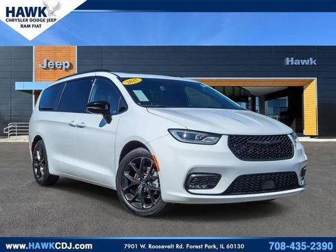 Certified 2025 Chrysler Pacifica Limited FWD image 1