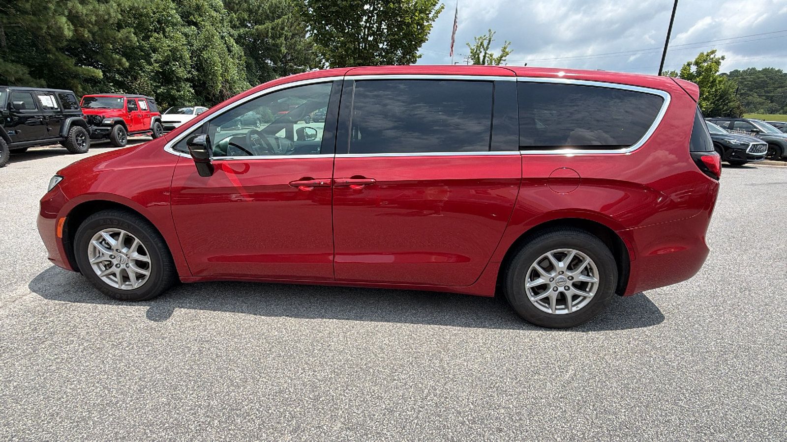 Used 2025 Chrysler Pacifica Select FWD image 11