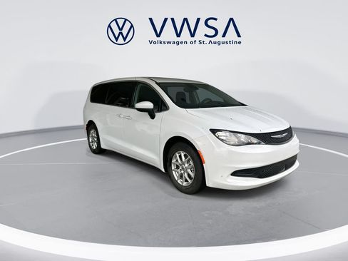 Used 2023 Chrysler Voyager LX FWD image 2