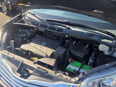 Used 2011 Toyota Sienna Limited w/ Premium Pkg image 29