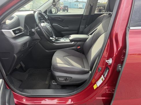 Used 2021 Toyota Highlander LE image 10