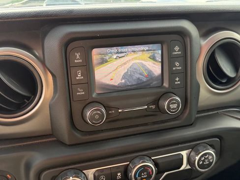 Used 2015 Jeep Wrangler Unlimited Rubicon w/ Connectivity Group AWD/4WD image 21