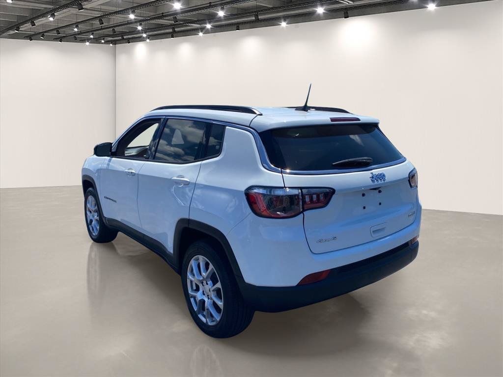 Used 2023 Jeep Compass Latitude AWD/4WD image 5