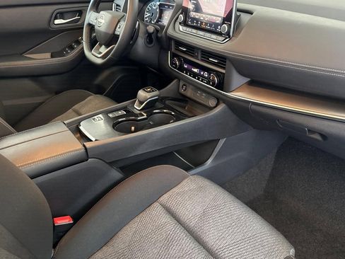 Used 2025 Nissan Rogue SV FWD image 30