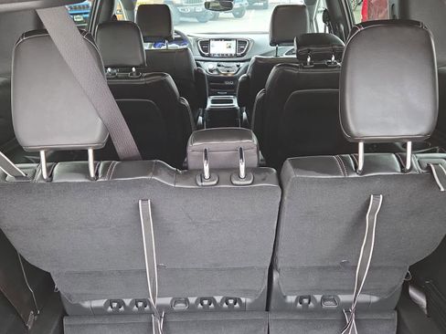 Used 2025 Chrysler Pacifica Select image 10
