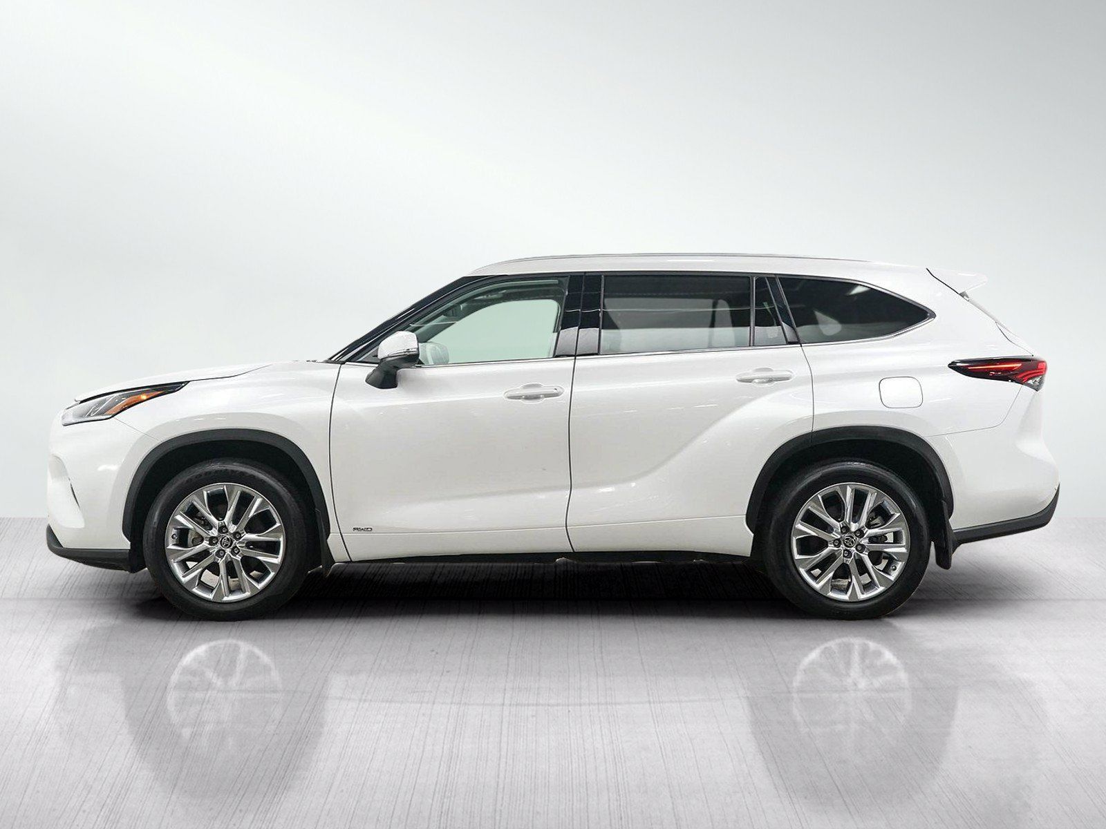 Used 2024 Toyota Highlander Limited AWD/4WD image 2