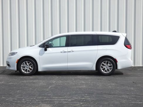 Used 2024 Chrysler Pacifica Touring-L FWD image 38