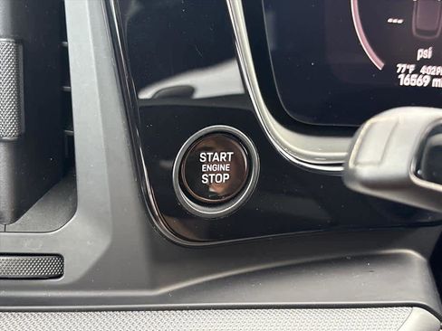 Used 2025 Porsche Cayenne image 19