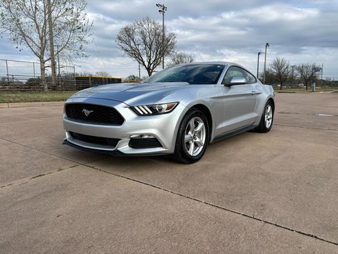 Used 2016 Ford Mustang Coupe RWD image 3