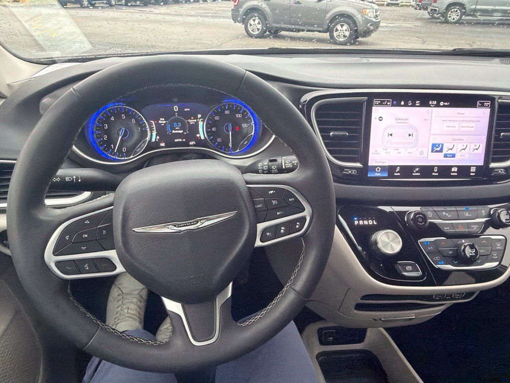 Used 2024 Chrysler Pacifica Touring-L FWD image 17