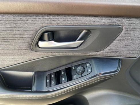 Used 2022 Nissan Rogue SV image 17