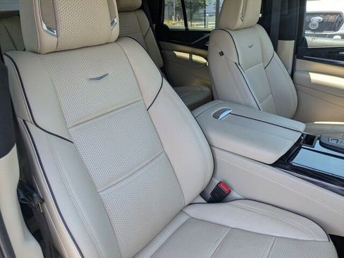 Used 2021 Cadillac Escalade Premium Luxury image 38