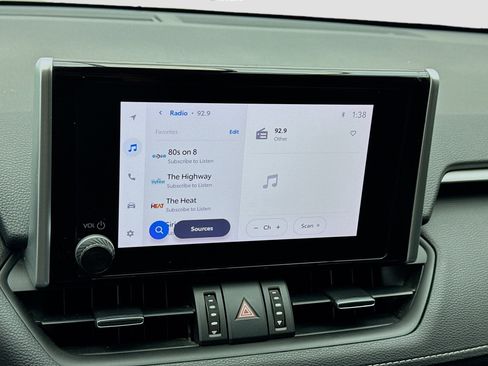 Used 2023 Toyota RAV4 XLE Premium image 11