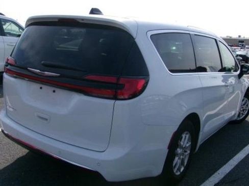 Used 2025 Chrysler Pacifica Select FWD image 7