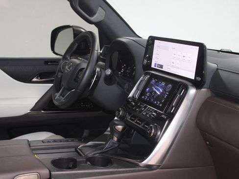Used 2024 Lexus LX 600 4WD w/ Luxury Package image 32