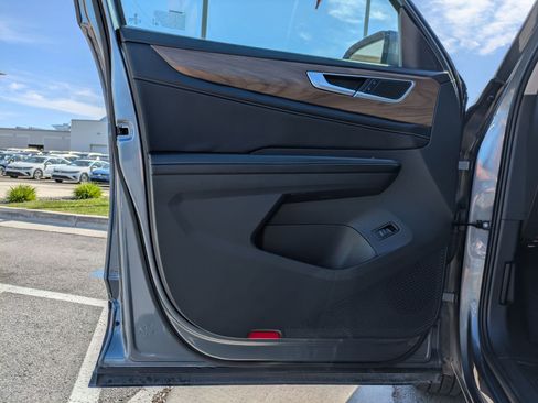 Used 2024 Volkswagen Atlas SE AWD/4WD image 15