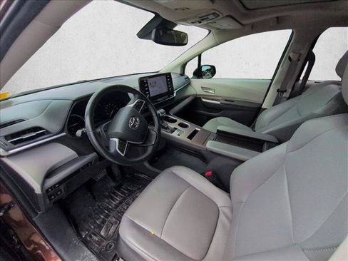 Used 2022 Toyota Sienna XLE FWD image 10
