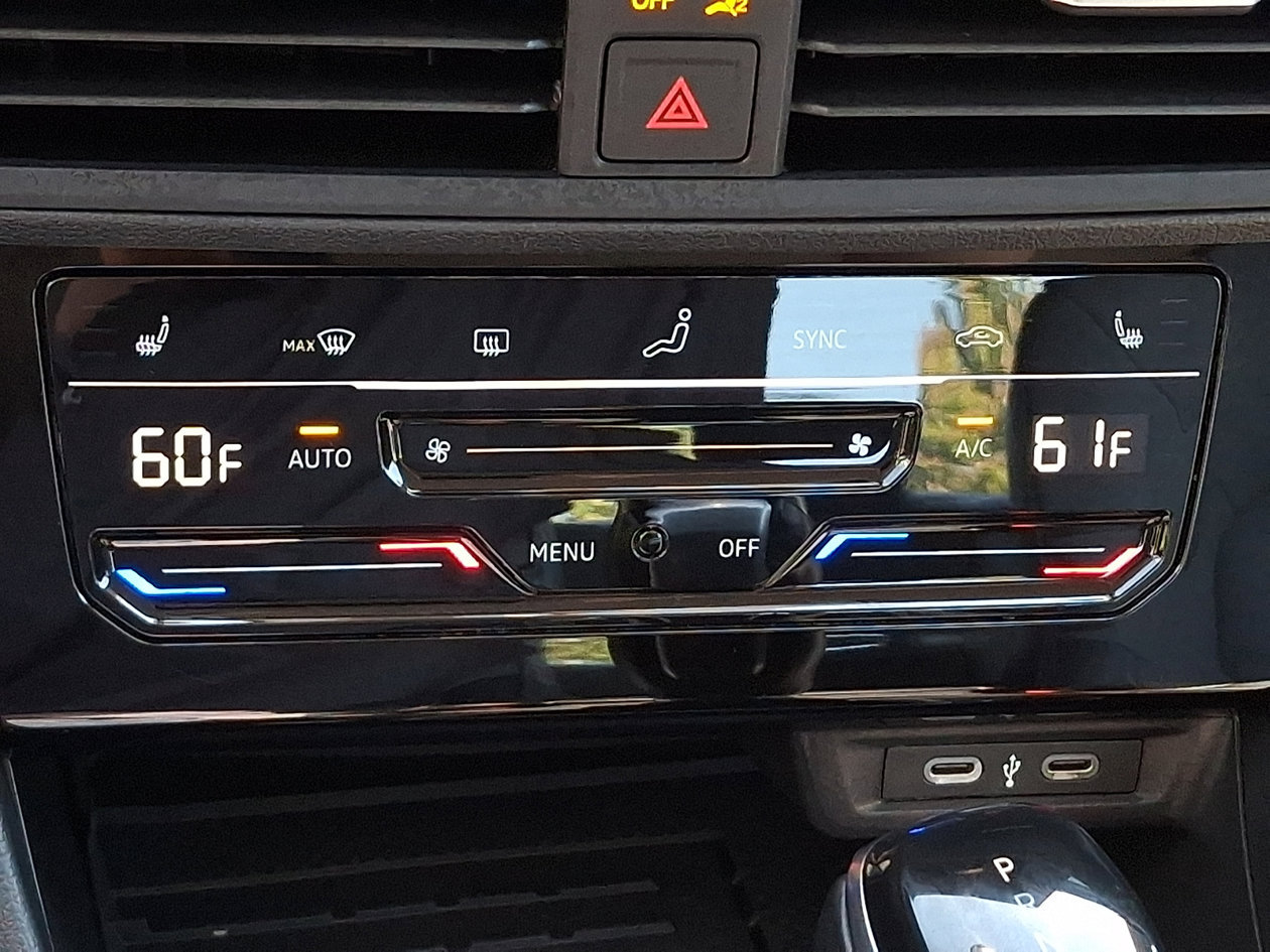 Used 2025 Volkswagen Jetta SE FWD image 15