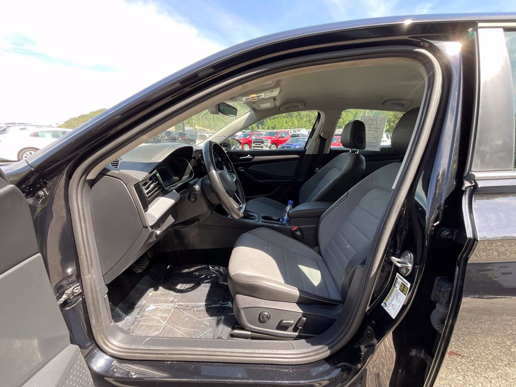 Used 2025 Volkswagen Jetta SE FWD image 9