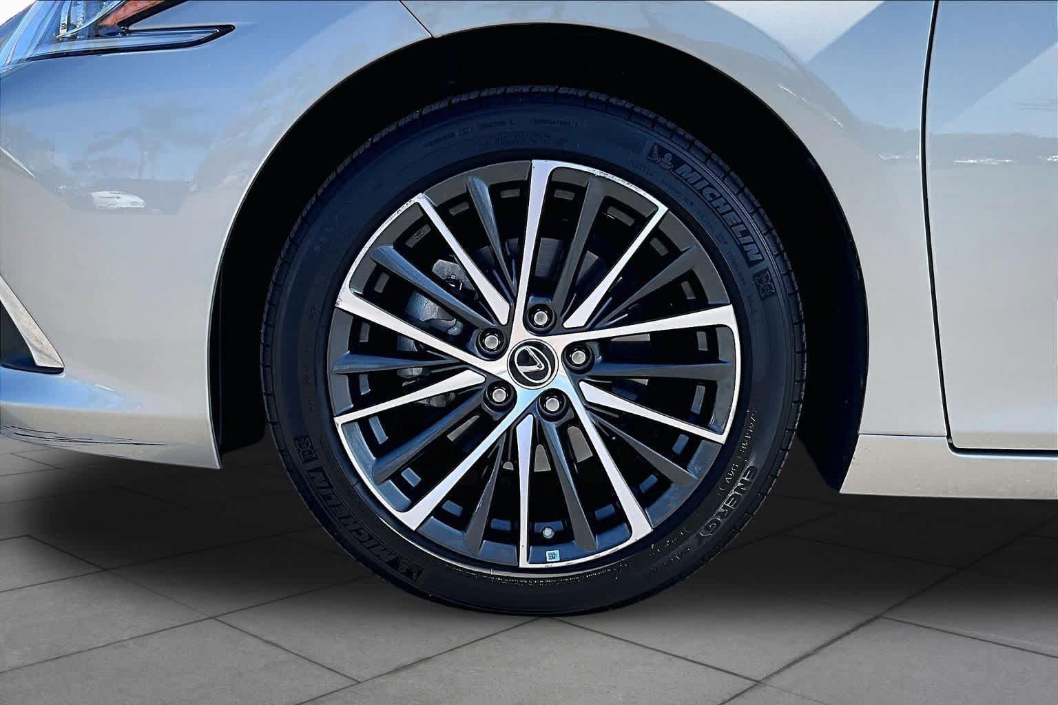 Certified 2023 Lexus ES 300h w/ Premium Package FWD image 10