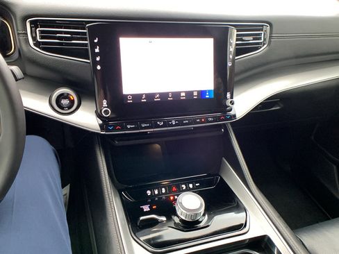 Used 2025 Jeep Wagoneer 4WD image 17