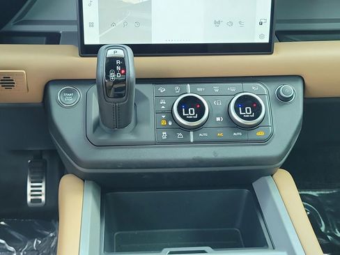 Certified 2025 Land Rover Defender 110 V8 AWD/4WD image 19